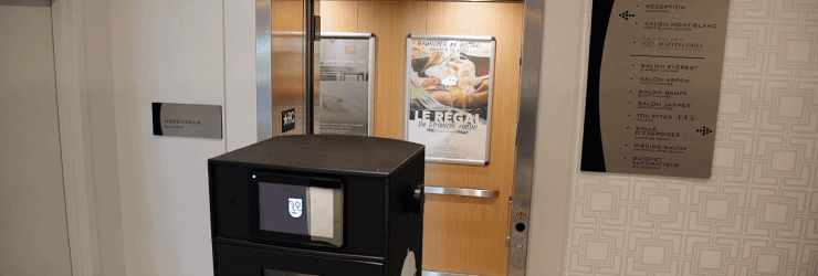 Le robot-livreur prêt à rentrer dans un ascenseur.