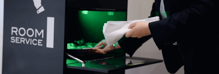 Utilisation du robot-livreur collaboratif de type «Room service» avec la porte à fermeture automatique.