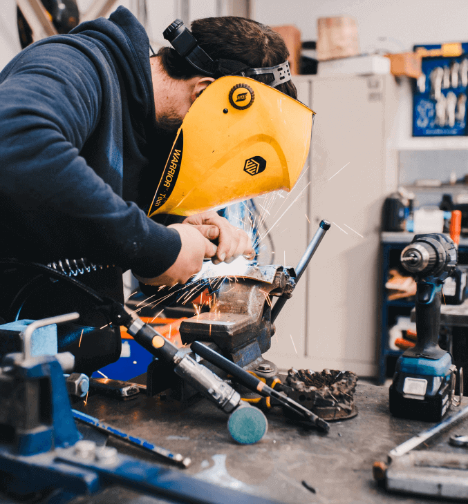 Soudeur travaillant dans le secteur industriel.